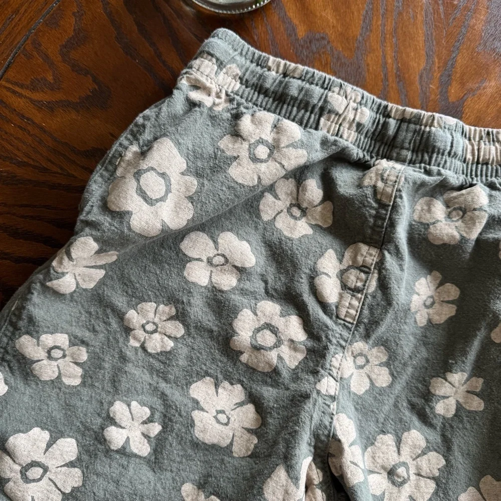 GAP Khaki Cream Floral Shorts Relaxed Fit